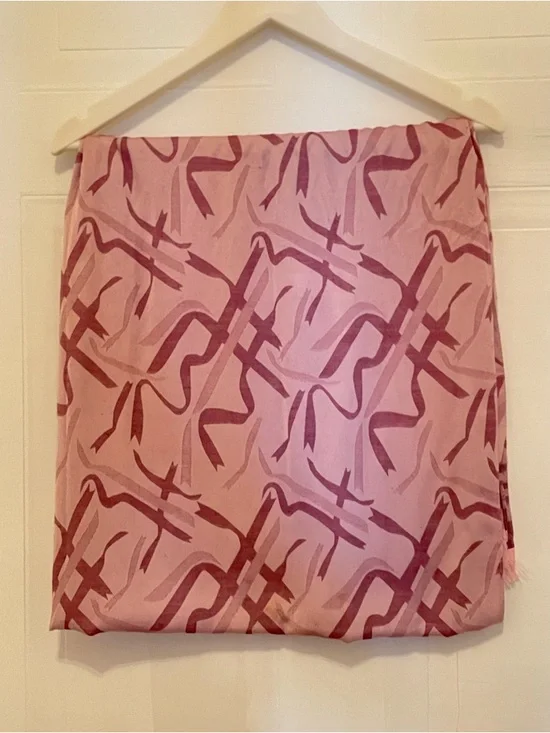 Patterned scarf with Reversible Ribbon Pattern on both sides - Picture 4 of 7